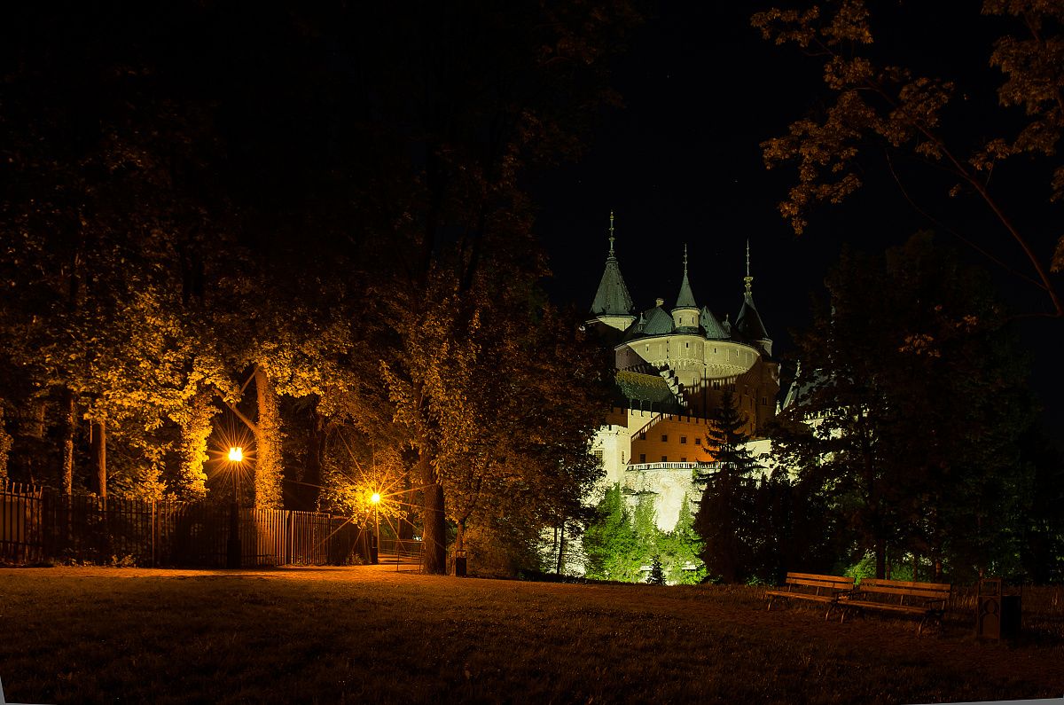 Architektonická nočná fotografia - zámok v Bojniciach
